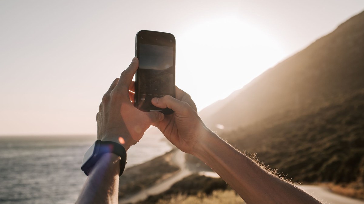 How to Auto-Backup Photos While Traveling Without WiFi