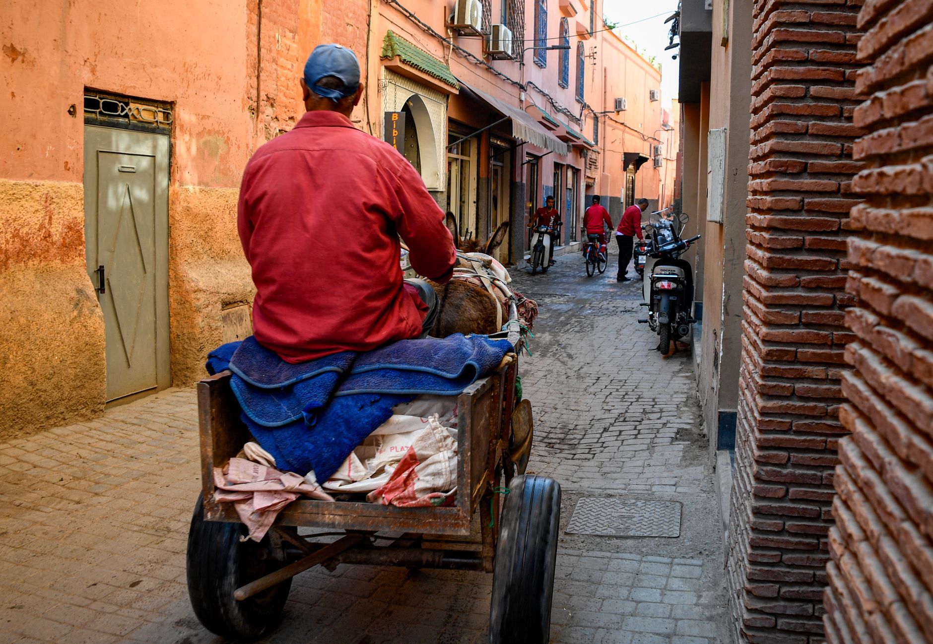 Roaming vs eSIM local en Marruecos: ¿cuál elegir en 15 días?